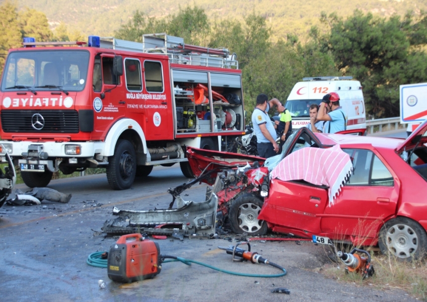 Bodrum’da iki araç kafa kafaya çarpıştı: 1 ölü, 3 yaralı