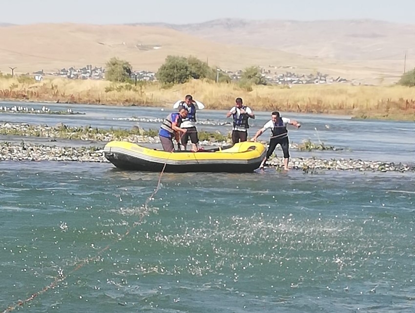 Murat Nehri’nde mahsur kalan 2 kişiyi AFAD kurtardı