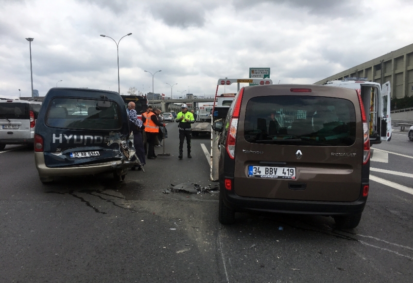 TEM’de zincirleme kazada trafik durma noktasına geldi