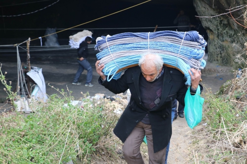  200 yıllık mağarada asırlık mesleği sürdürüyorlar