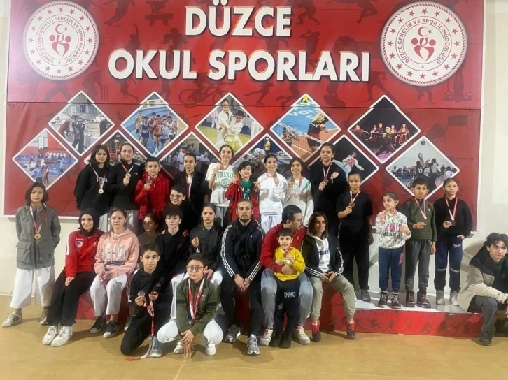 77 sporcu madalya için tatamiye çıktı
