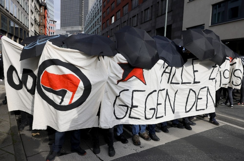 Frankfurt’ta Covid-19 önlemleri karşıtı protestoya polis müdahalesi