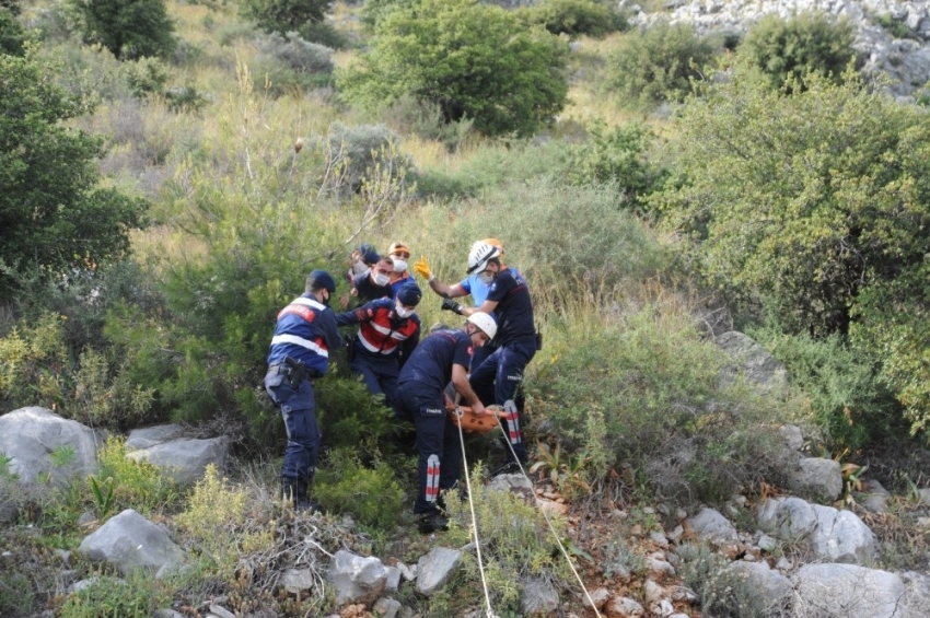 Ayağı kırılıp dağlık alanda mahsur kalan kişi kurtarıldı