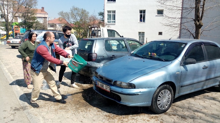 Kovayı kaptı, otomobili kül olmaktan kurtardı