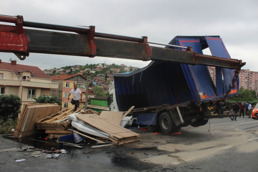 TEM’de tır ile kamyon çarpıştı, 15 kilometre kuyruk oluştu