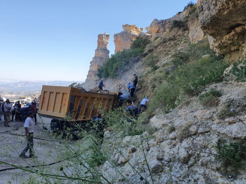 İstinat duvarına çarpan kamyonun sürücüsü yanarak can verdi