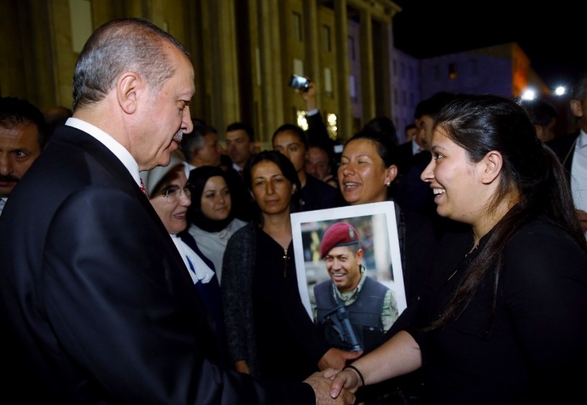 Erdoğan, Ömer Halisdemir’in eşi ve kızıyla buluştu