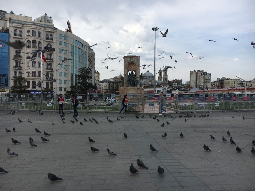 Taksim Meydanı polis ve güvercinlere kaldı