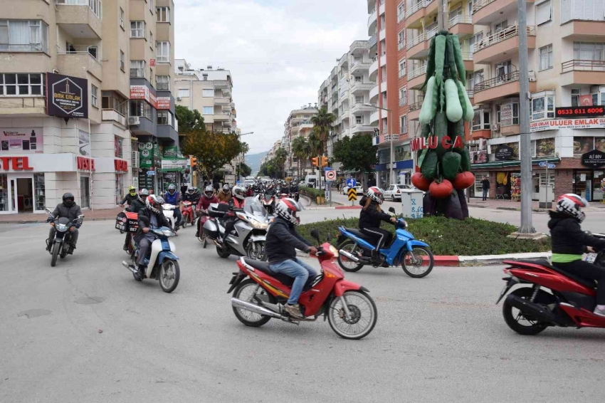 Motosiklet kazalarına dikkat çekmek için kasklarını takıp şehir turu attılar