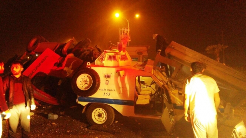 TIR nöbet tutan polislerin arasına daldı