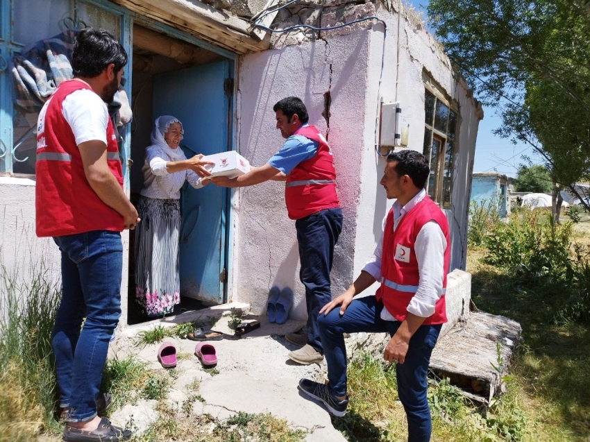 Kızılay kurban paylarını ailelere ulaştırmaya devam ediyor