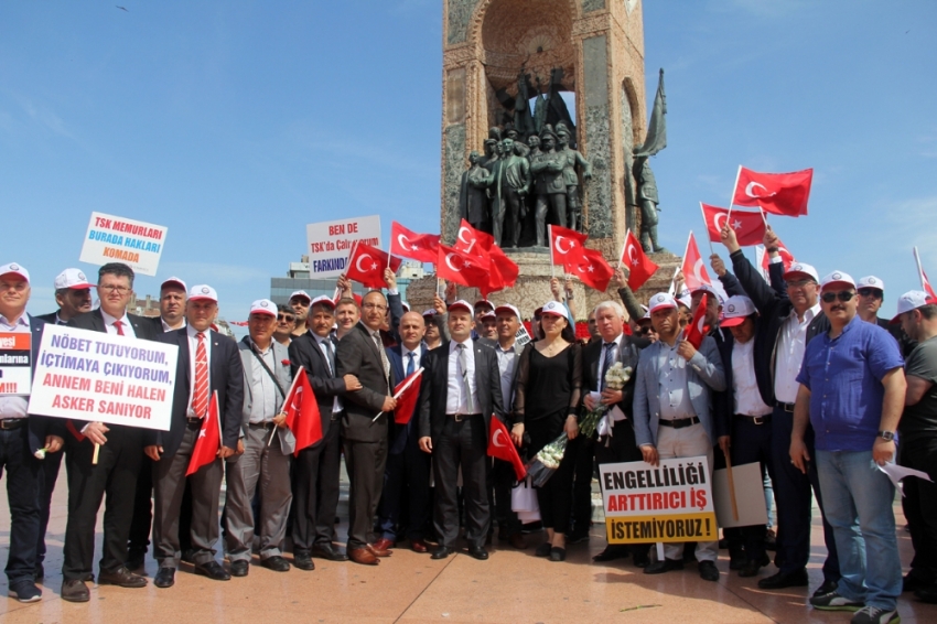 Taksim Meydanı’nda davul ve zurna eşliğinde 1 Mayıs kutlaması