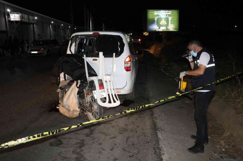 Park halindeki araca çarpan motosikletli hayatını kaybetti