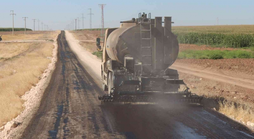 Asfalt ve beton yol çalışmaları sürüyor