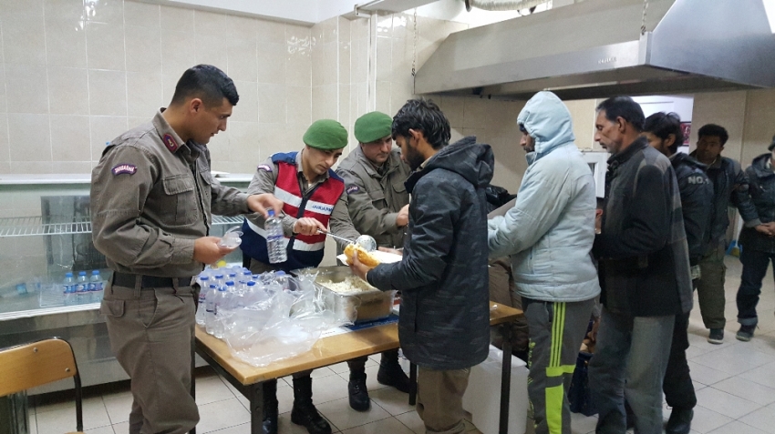 Kandırılan mültecilere jandarma sahip çıktı