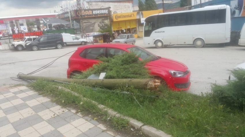 Rüzgâr telefon direğini devirdi