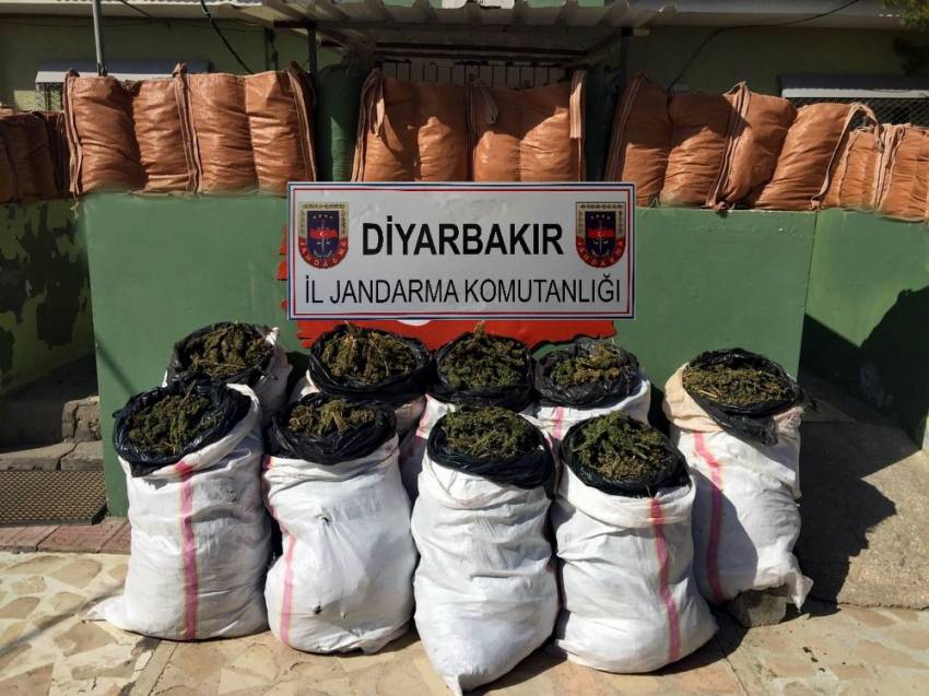 Dere yatağında 164 kilo esrar ele geçirildi