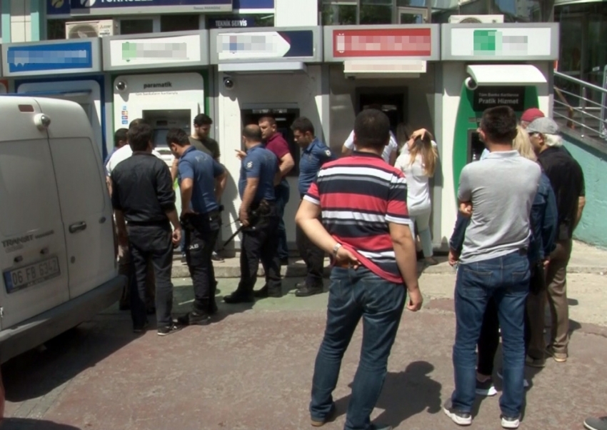 Arsa parasını yutan ATM’ye baltayla saldırdı