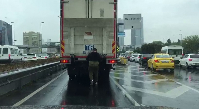 Akli dengesi bozuk şahıs trafiği birbirine kattı