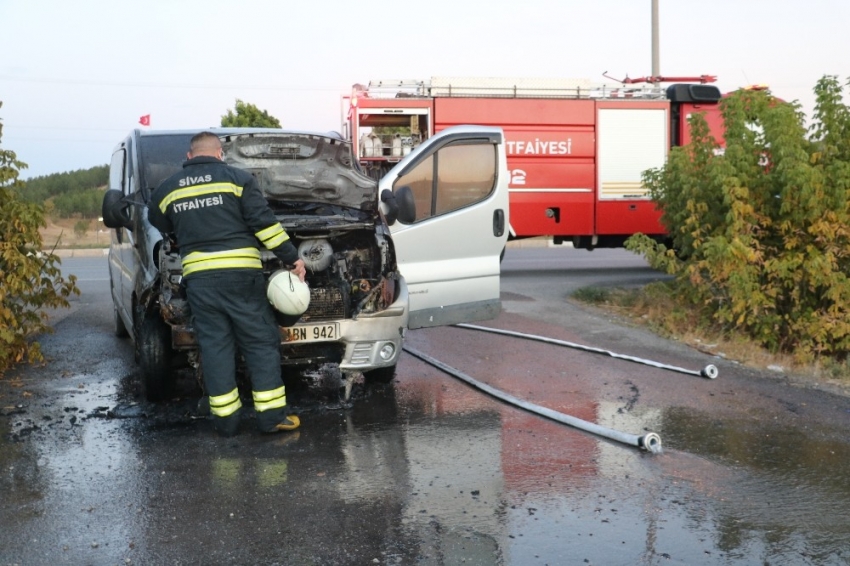 Park halindeki minibüste çıkan yangın korkuttu