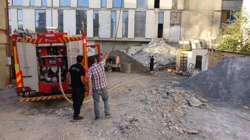 Korkutan yangın itfaiye ekiplerin müdahalesiyle söndürüldü