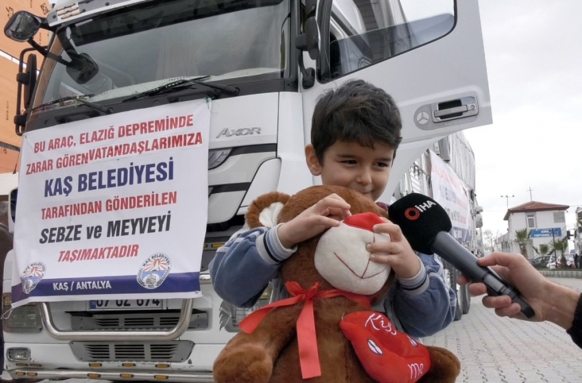 Peluş oyuncağını depremzede çocuklara gönderip arkasından el salladı