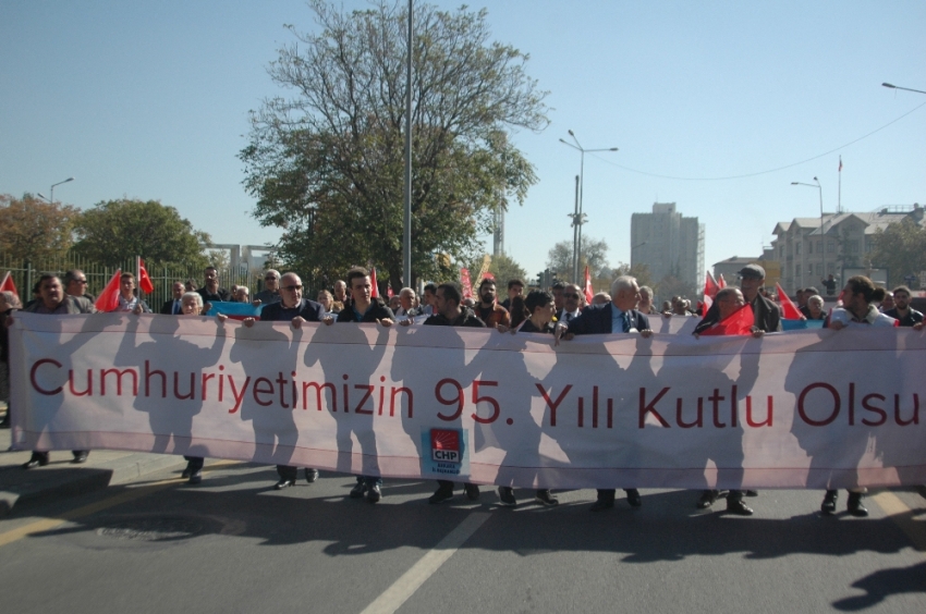 CHP’liler Anıtkabir’e yürüdü