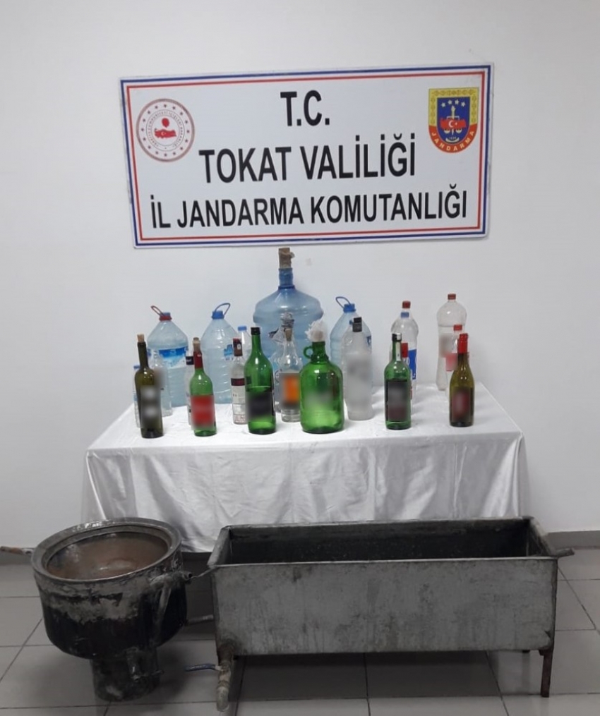 Ürettiği 825 litre sahte içkiyi satamadan yakalandı