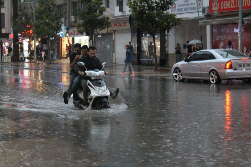 Denizli’de sağanak yağış su baskınlarına neden oldu