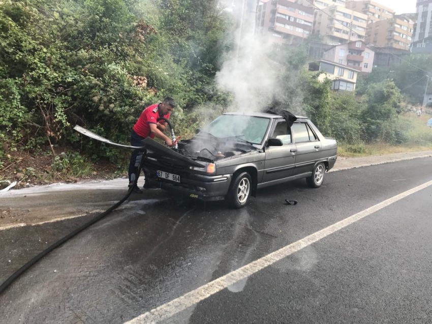 Seyir halindeki otomobilde yangın çıktı