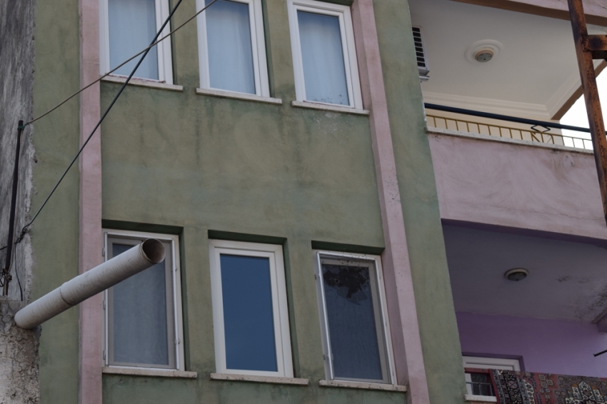 Pompalı tüfekle apartmana saldırdılar