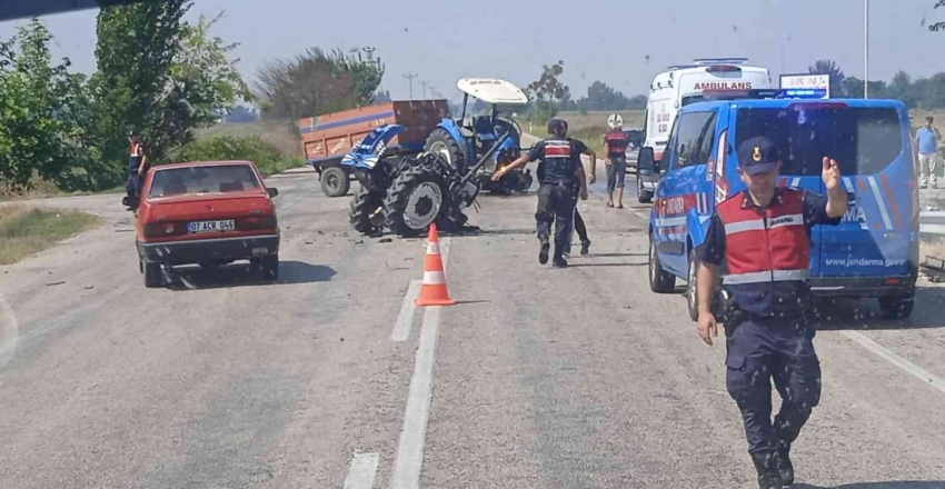 Otomobil ile çarpışan traktör ikiye bölündü: 1 ölü, 4 yaralı