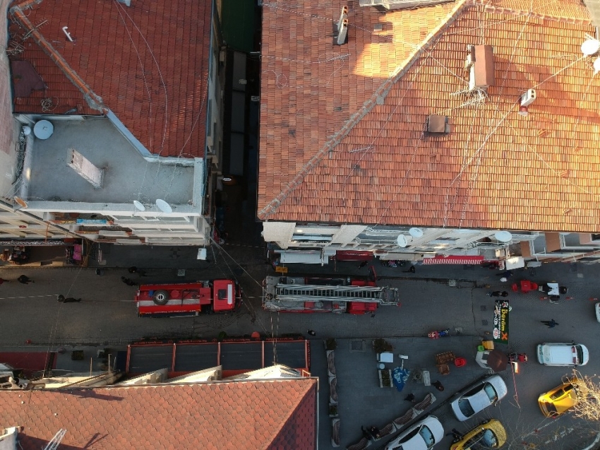 Isparta’daki korkutan yangında itfaiye dar sokağa giremedi, zor anlar yaşandı