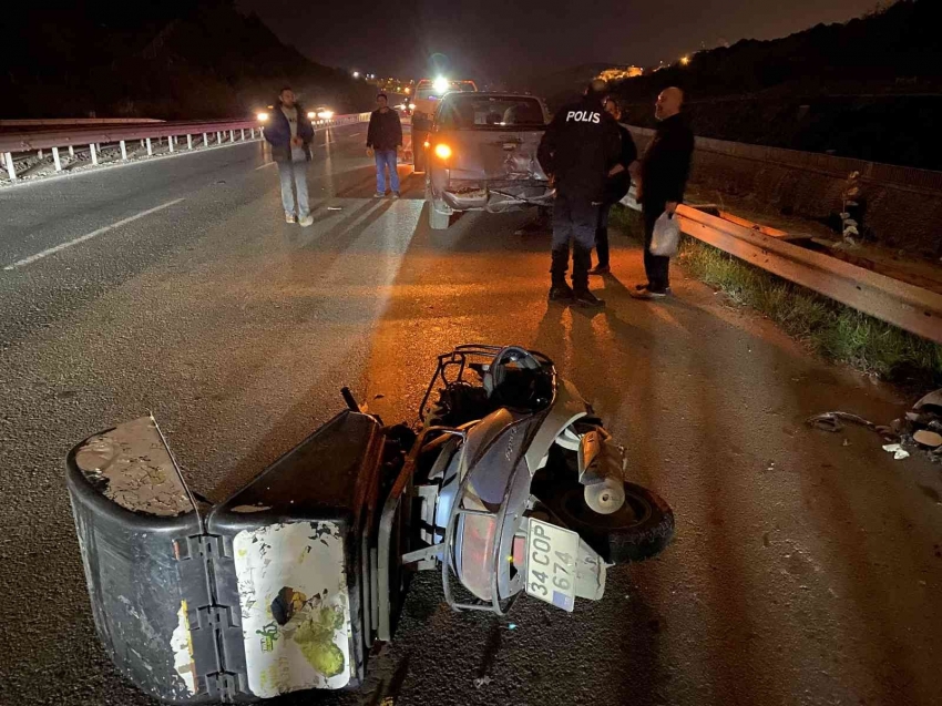 Park halindeki araca çarpan motokurye ağır yaralandı