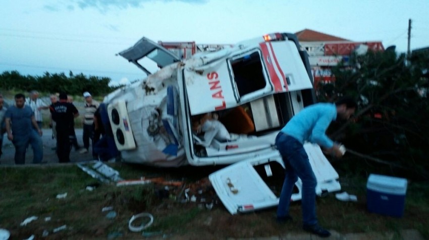 Hasta taşıyan ambulans kaza yaptı: 1 ölü, 3 yaralı