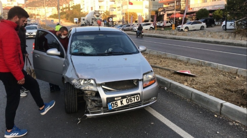 Motosiklete otomobil çarptı: 1 ağır yaralı