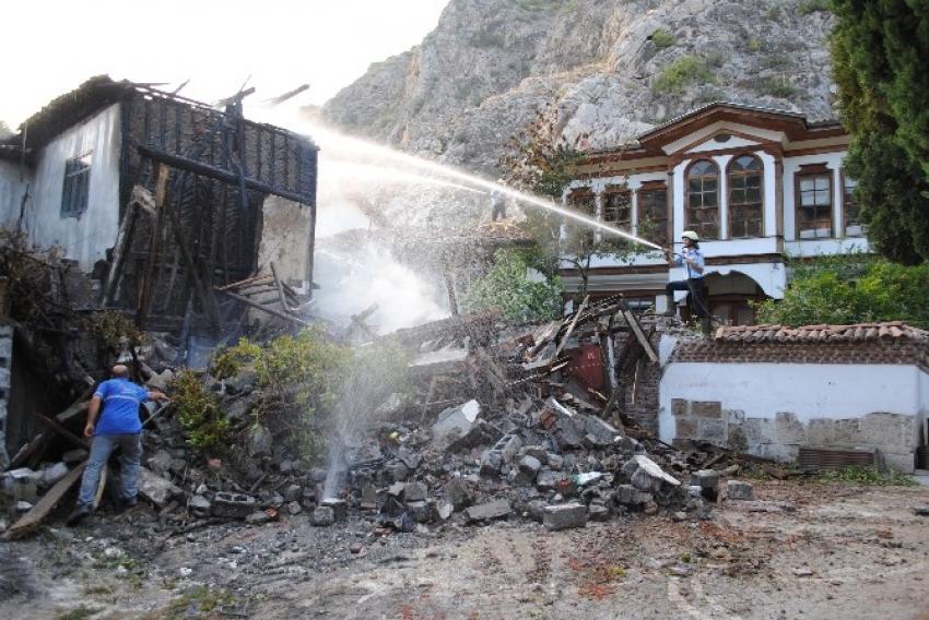 Amasya’da tarihi mahallede 2 ev yandı