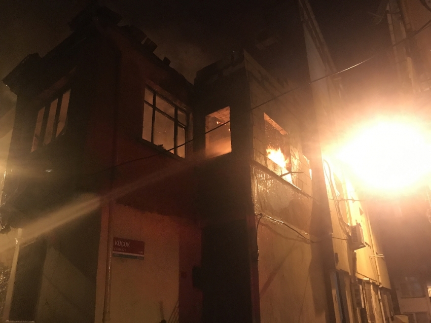 İstanbul’da mahalleliyi sokağa döken yangın