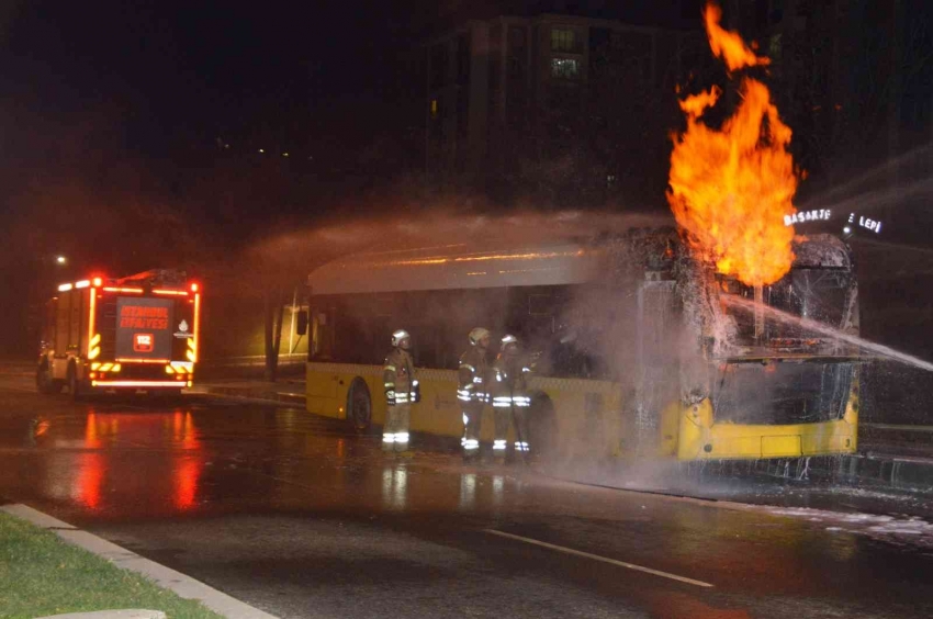 Özel halk otobüsü alev topuna döndü