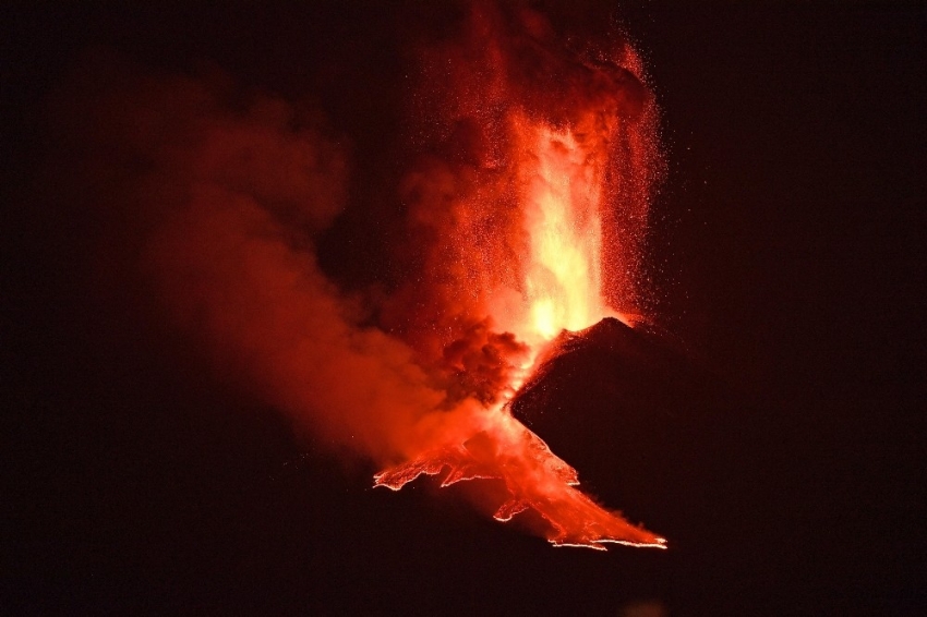 Etna Yanardağı yeniden faaliyete geçti