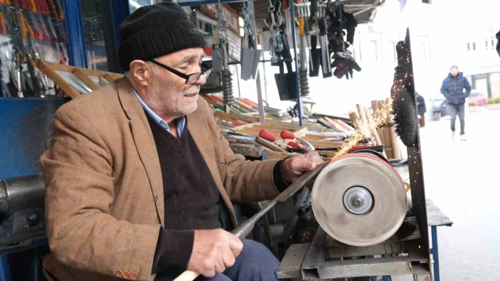 81 yaşındaki usta ilk günkü hevesle mesleğini sürdürüyor
