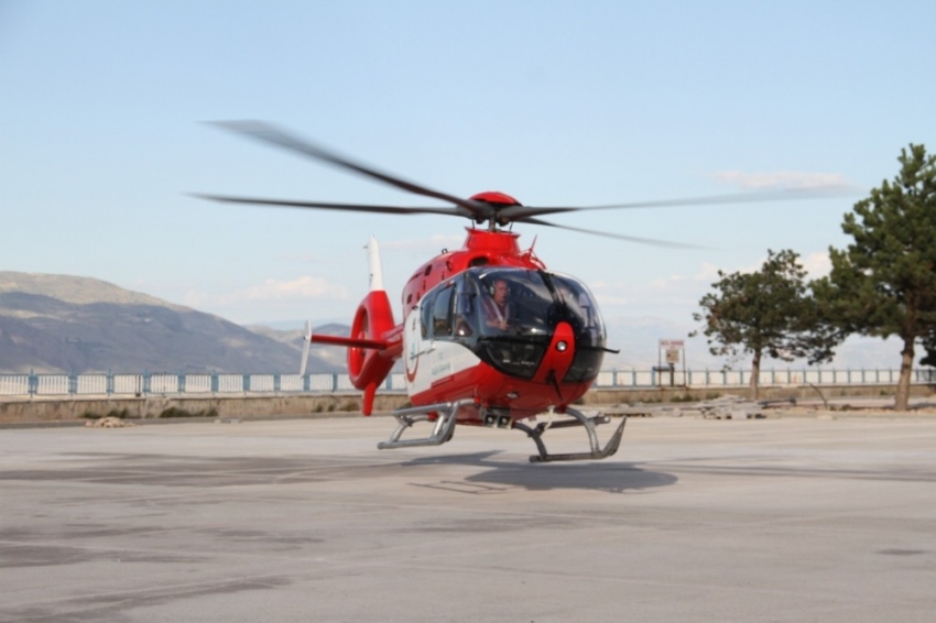 Ayağını ot biçme makinesine kaptırdı, ambulans helikopterle nakledildi