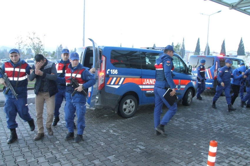 İzmir’de dev uyuşturucu operasyonu: 46 gözaltı