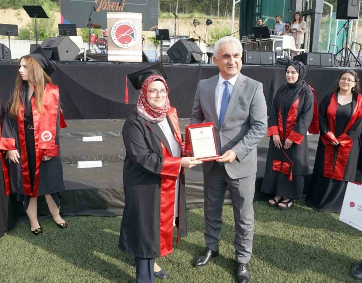 82 yaşında üniversiteden fakülte üçüncüsü olarak mezun oldu
