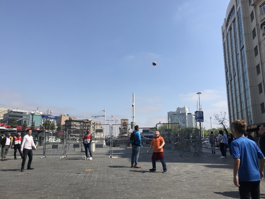 Taksim Meydanında esnaf top oynadı