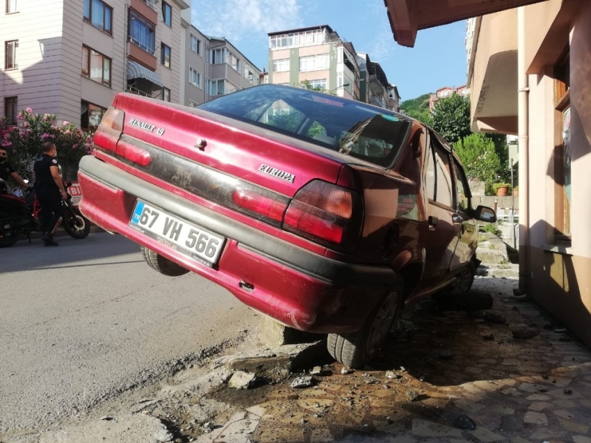 Alkollü sürücü apartman girişine daldı