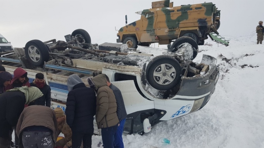 Kamyonet şarampole yuvarlandı: 3 yaralı