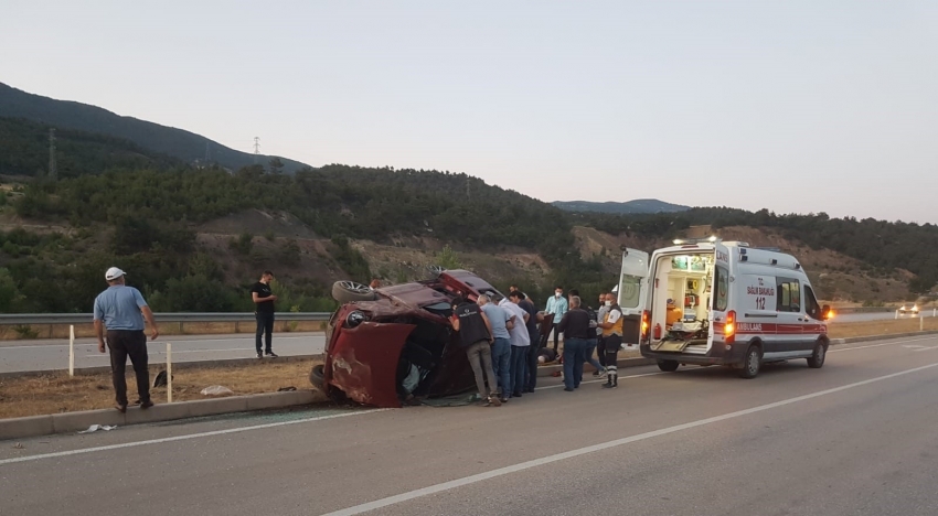 Hafif ticari araç devrildi: 2 ölü, 2 yaralı