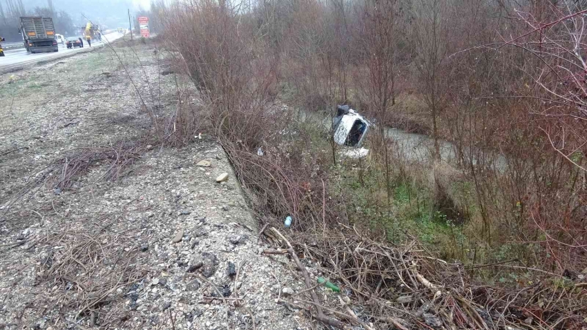 İki otomobil yoldan çıkarak çaya uçtu