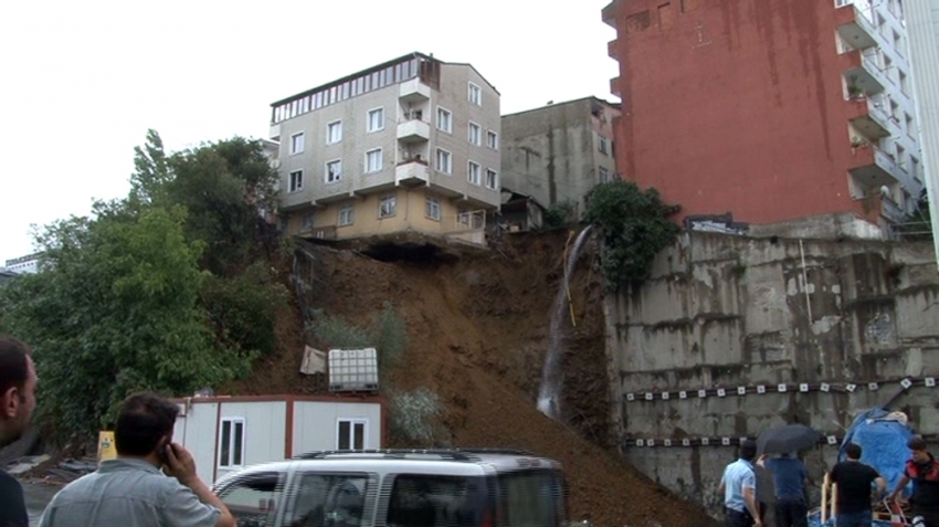 Sütlüce’de bir binada çökme tehlikesi yaşanıyor